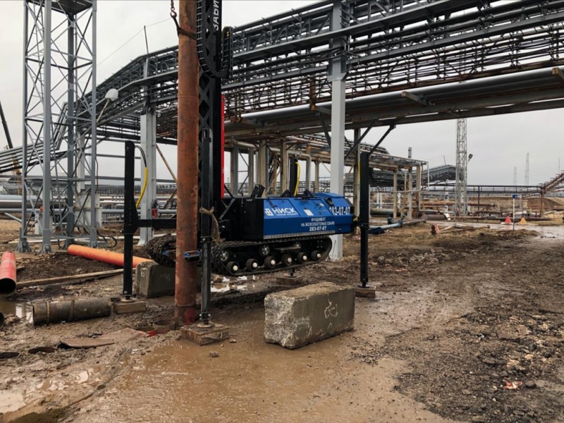 Забивка шпунтового 9-ти метрового ограждения из трубы ф 273 мм. Нижегороднефтеоргсинтез Кстовский р-он